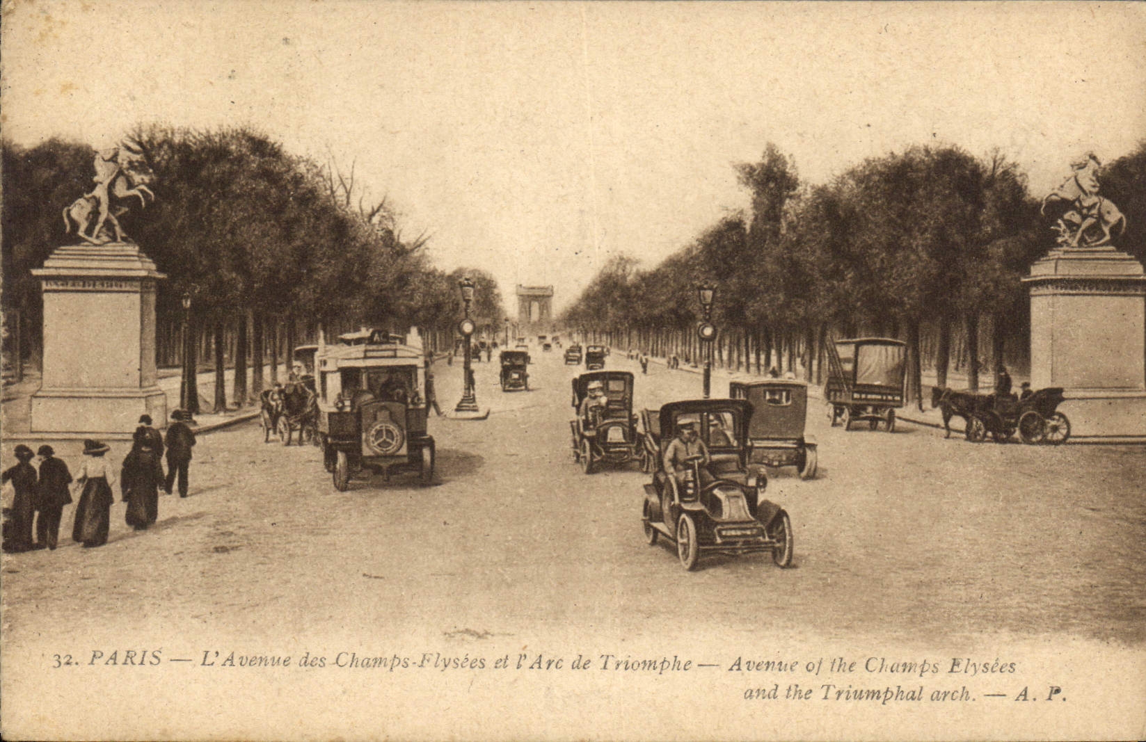 CPA Paris l'Avenue des Champs Elysees et l'Arc de Triomphe 