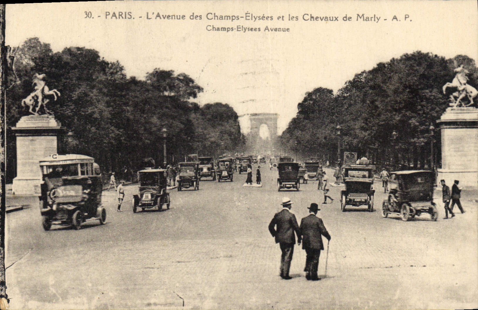 CPA Paris l'Avenue des Champs Elysees et les Chevaux de Marly 