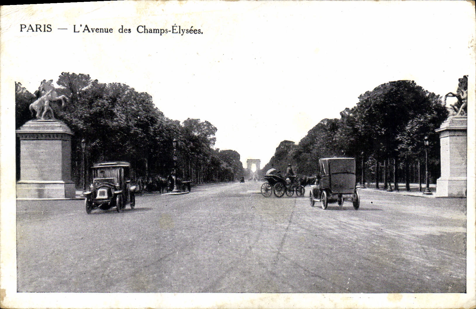 CPA Paris L'Avenue des Champs Elysees 