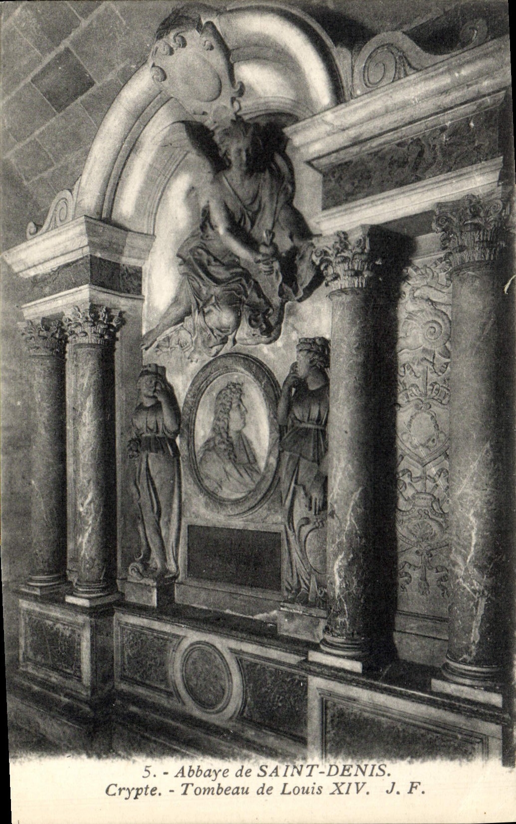CPA Abbaye de Saint Denis Crypte Tombeau de Louis XIV