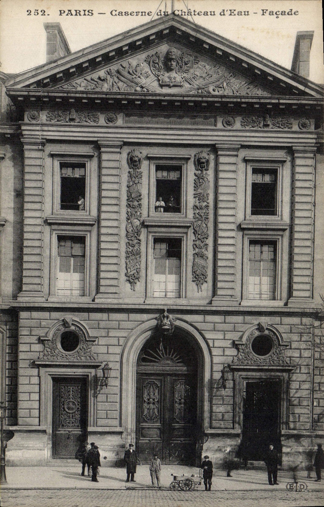 CPA Paris Caserne du Chateau d'Eau Facade