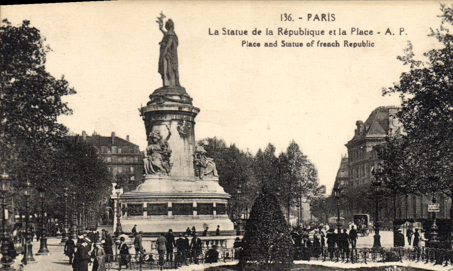 CPA Paris La Statue de la Republique et la Place