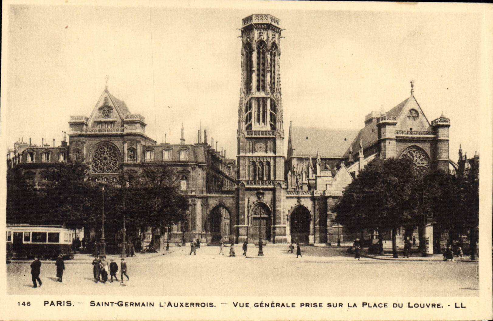 CPA Paris Saint Germain d'Auxerrois Vue generale prise sur la Place du Louvre