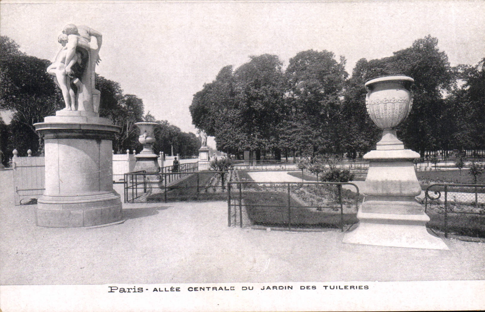CPA Paris Allee Centrale du Jardin des Tuileries 