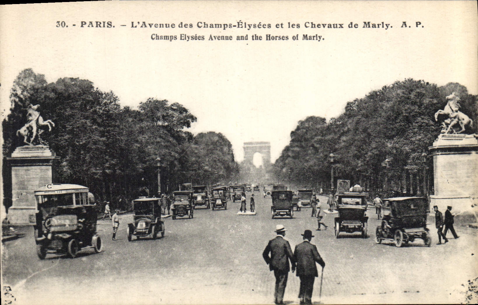 CPA Paris L'Avenue des Champs Elysees et les Chevaux de Marly 