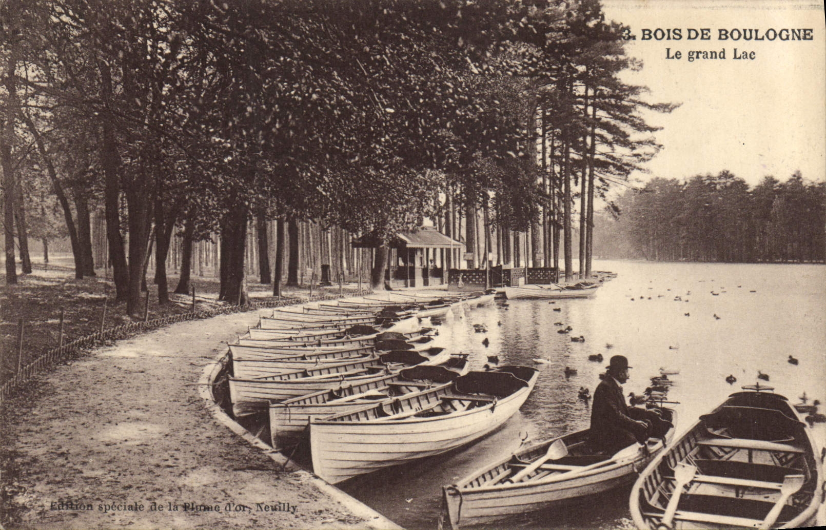 CPA Bois de Boulogne Le grand Lac Bateaux