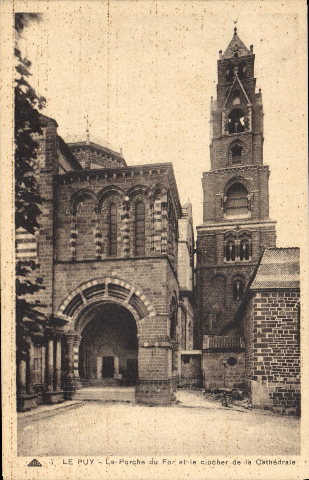 CPA Le Puy La Porche du For st le clocher de la Cathedrale 