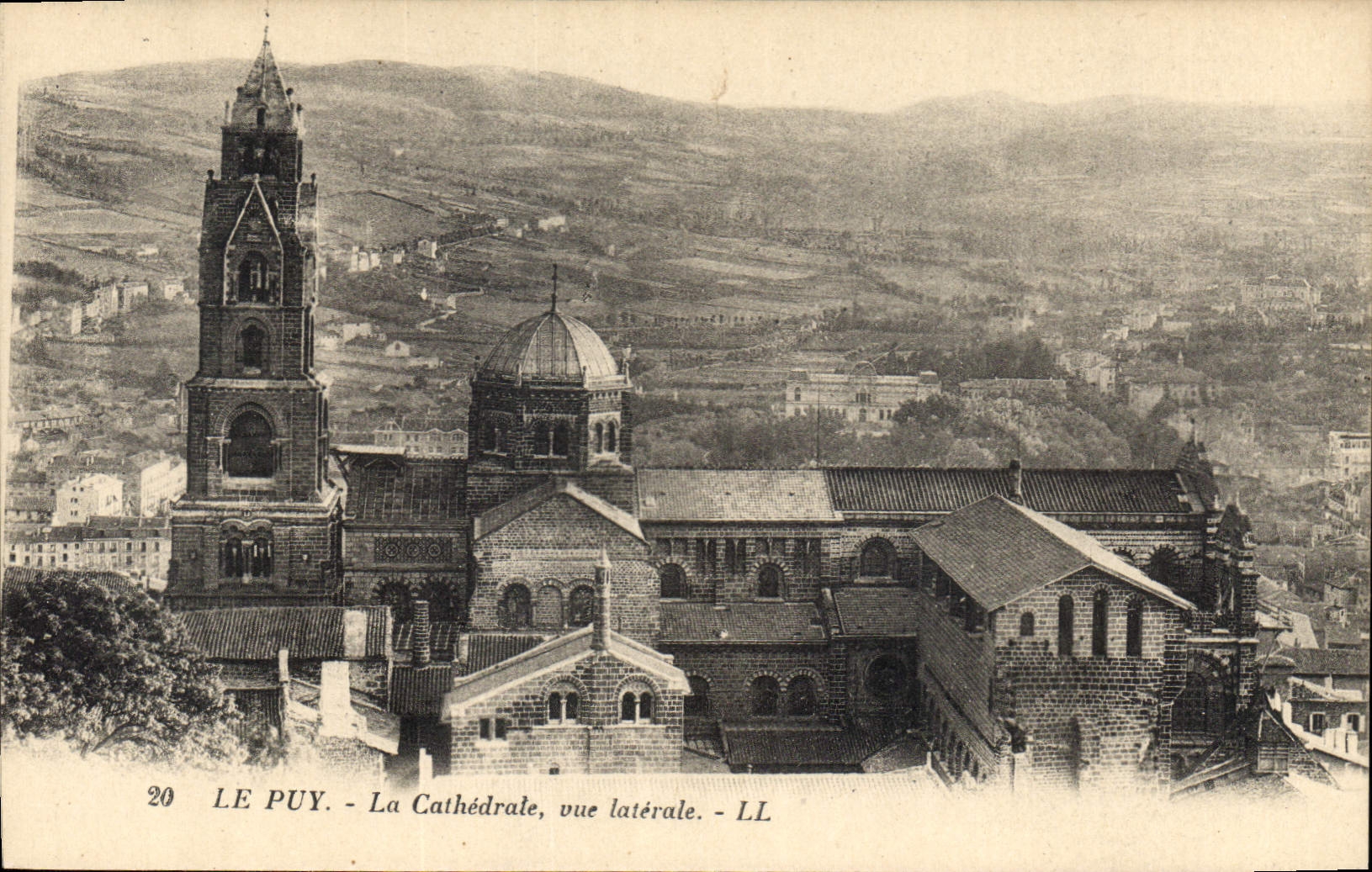 CPA Le Puy La Cathedrale vue laterale 