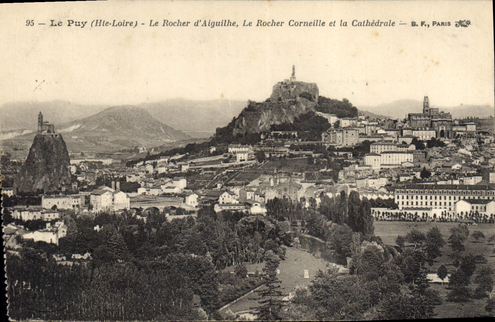 CPA Le Puy Hte Loire Le Rocher d'Aiguilhe Le Rocher Corneille et la Cathedrale