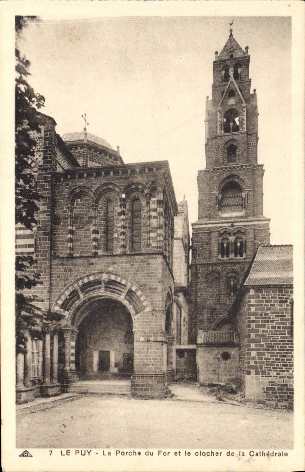 CPA Le Puy La Porche du For et le clocher de la Cathedrale