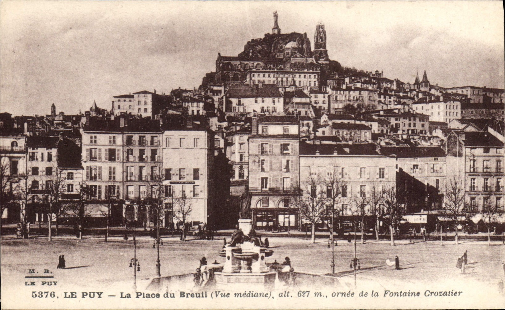 CPA Le Puy La Place du Breuil Vue mediane ornee de la Fontaine Crozatier 