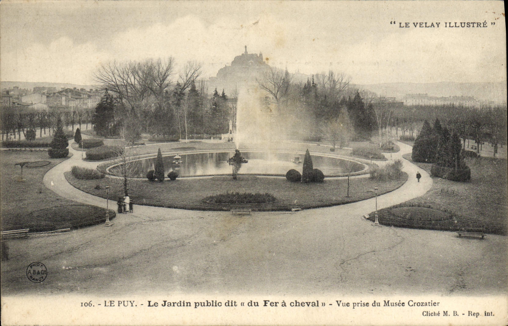 CPA Le Puy Le Jardin public du Fer a cheval Vue prise du Musee Crozatier 