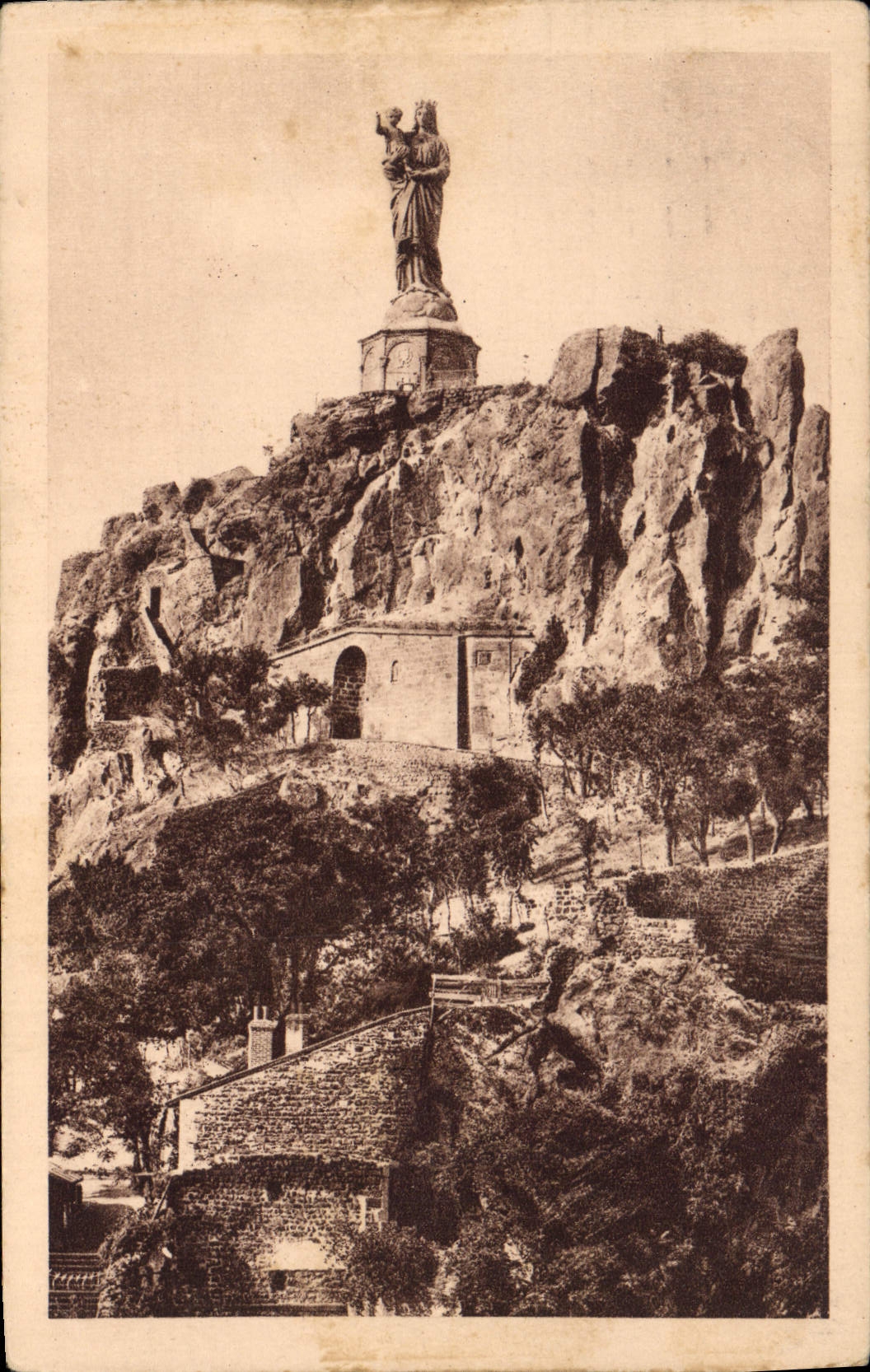 CPA Le Puy Statue Colossale de Notre Dame de France sur le Rocher Corneille 
