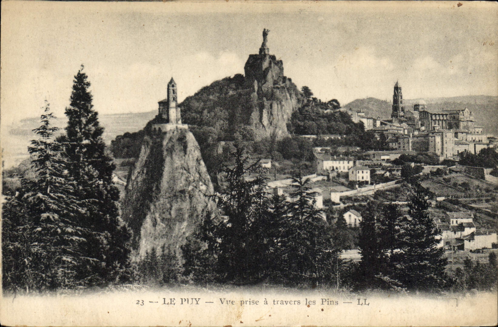 CPA Le Puy Vue prise a travers les Pins 
