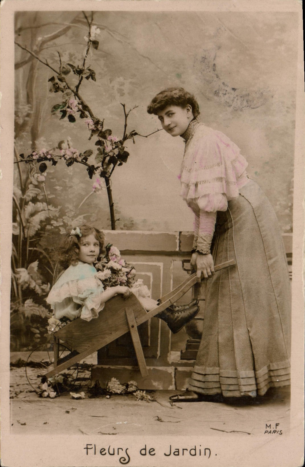 CPA Fleurs de Jardin Femme Enfant