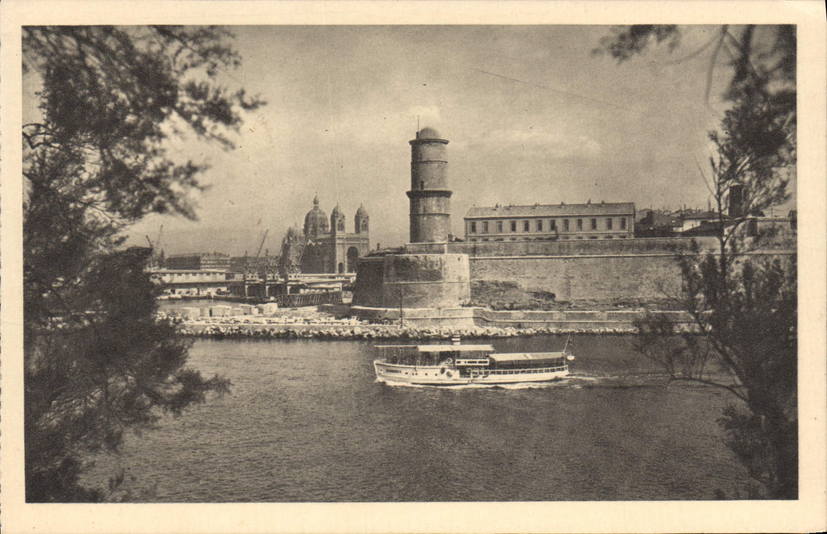 CPA Marseille Le Fort Saint Jean et la Cathedrale 