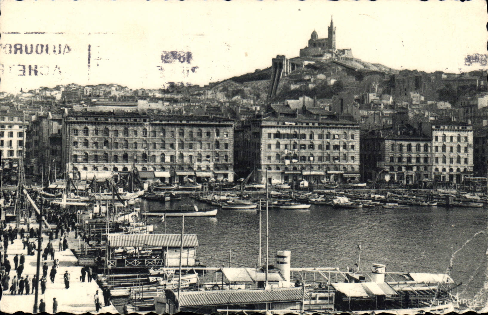 CPA Marseille B du R Le Quai des Belges et Notre Dame de la Garde 