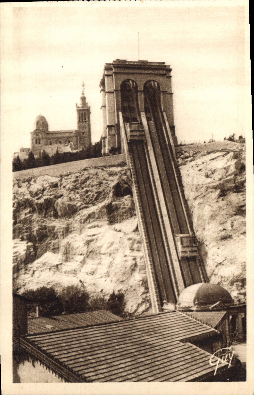 CPA Marseille B du R Les Ascenseurs et Basilique de Notre Dame de la Garde 