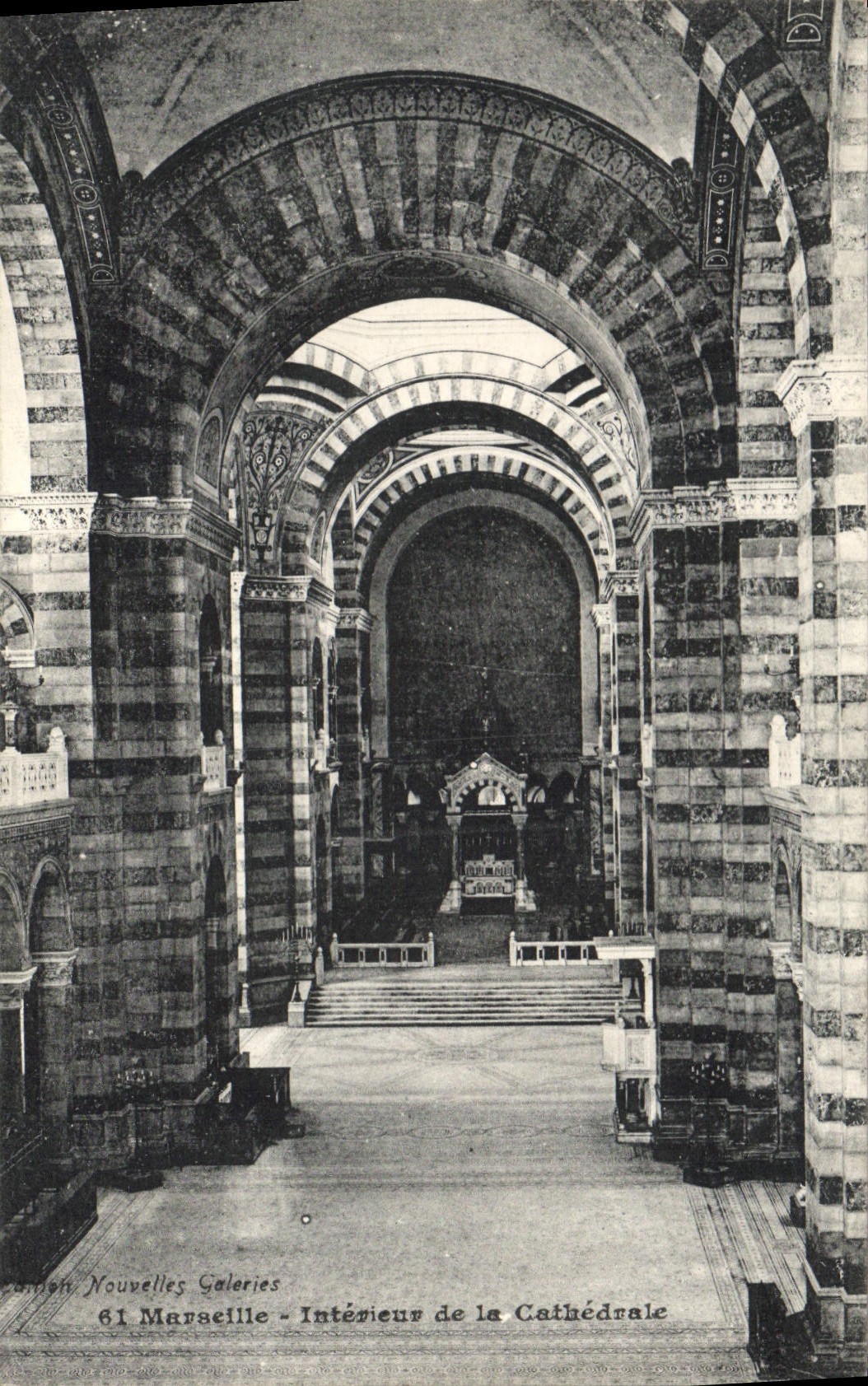 CPA Marseille Interieur de la Cathedrale 