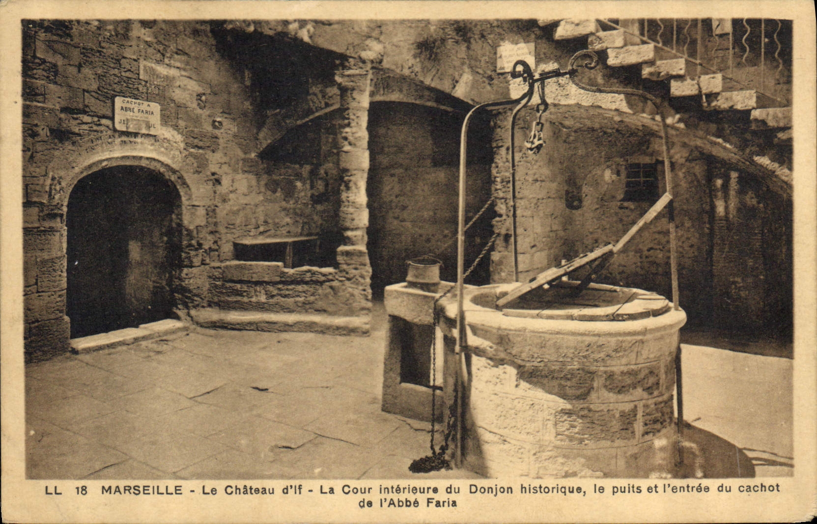 CPA Marseille Le Chateau d'If la Cour interieure du Donjon historique le puits et l'Entree du Cachot