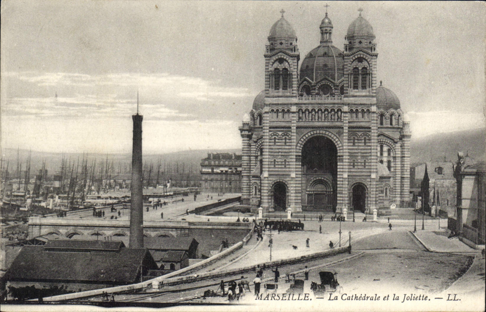 CPA Marseille La Cathedrale et la Joliette 