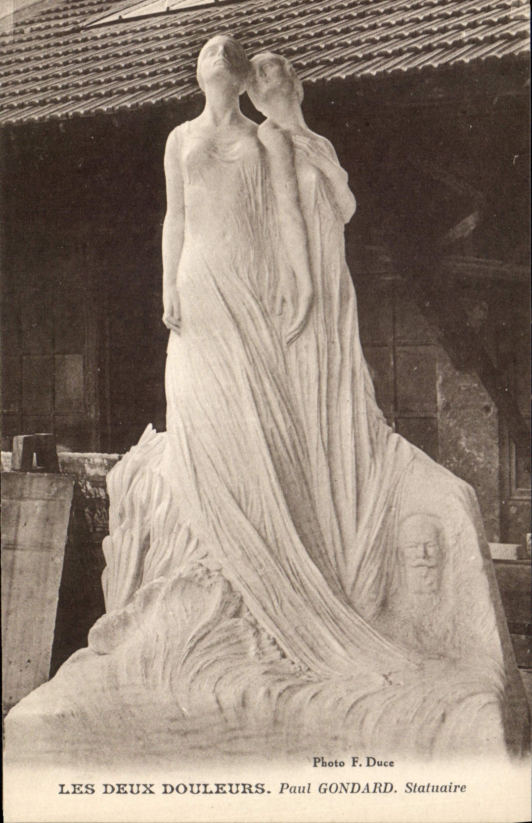 CPA Les Deux Douleurs Paul Gondard Statuaire