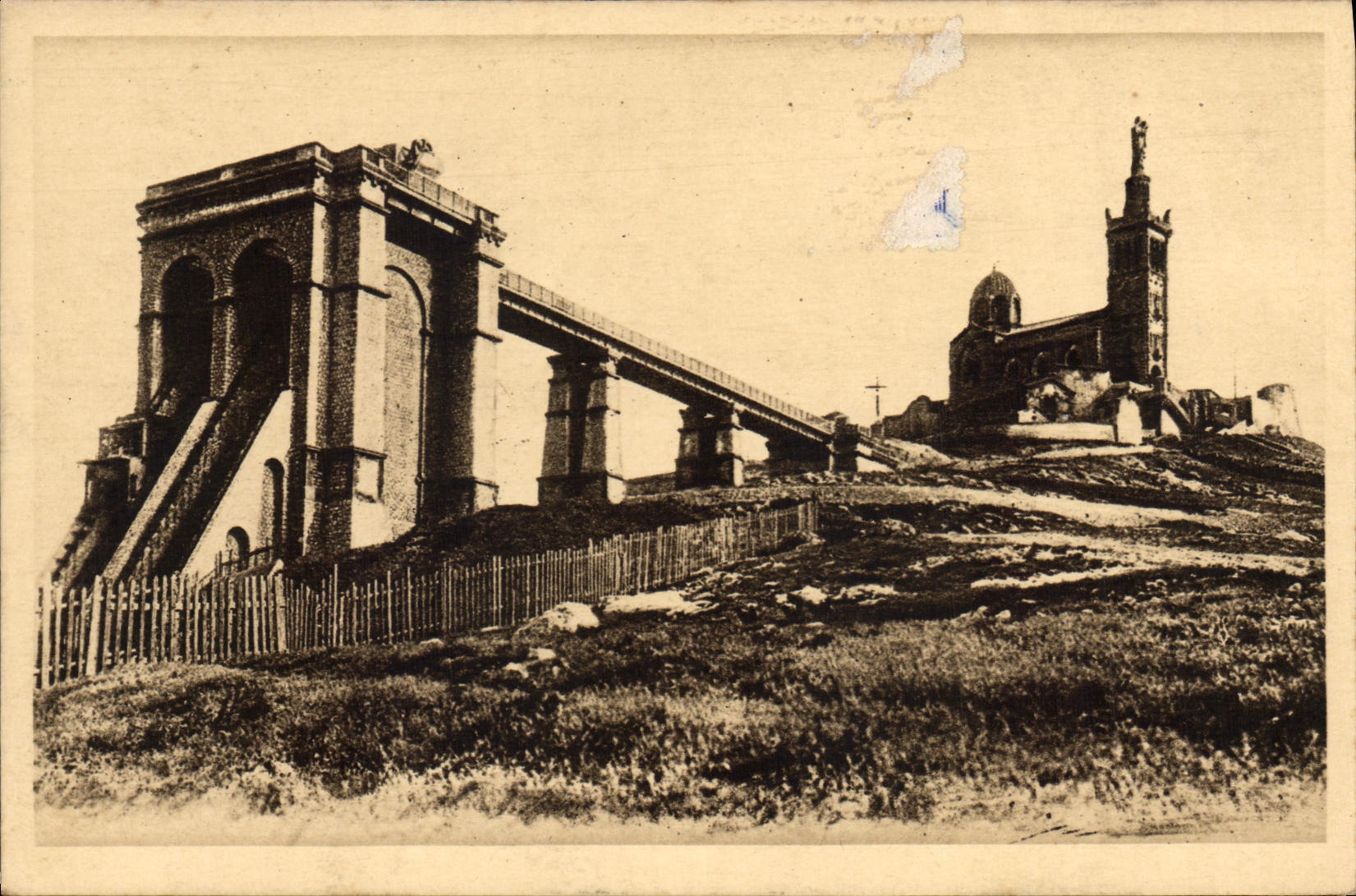 CPA Marseille Ascenseurs et Coline de Notre Dame de la Garde 
