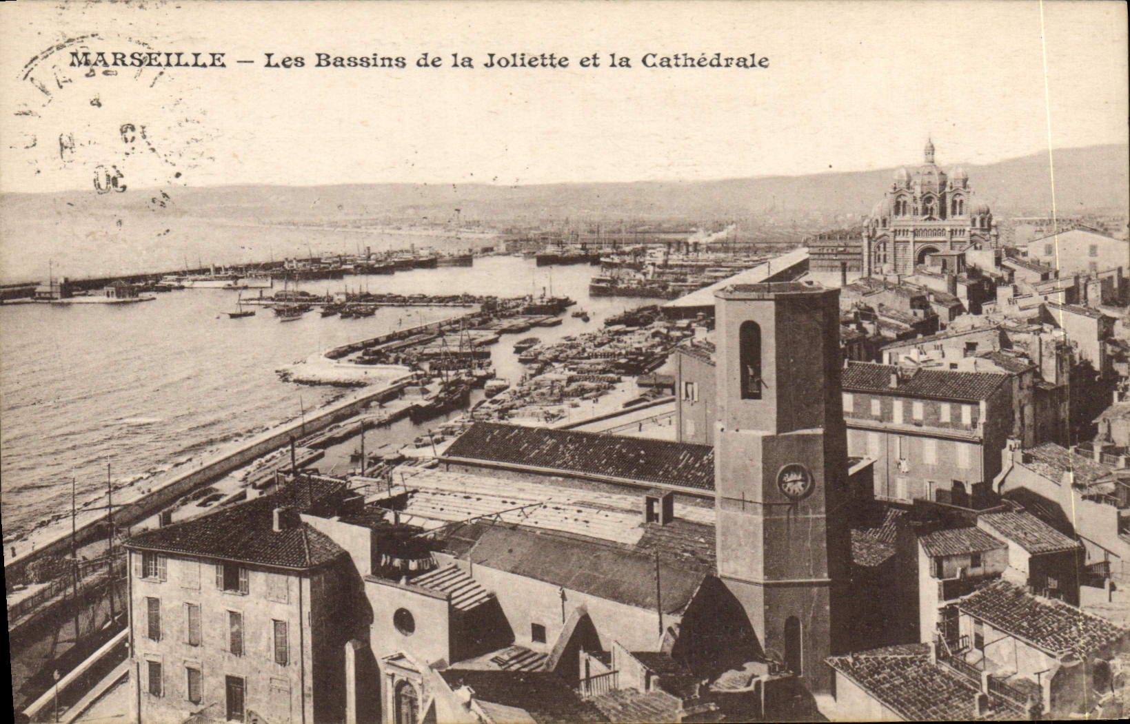 CPA Marseille Les Bassins de la Joliette et la Cathedrale 