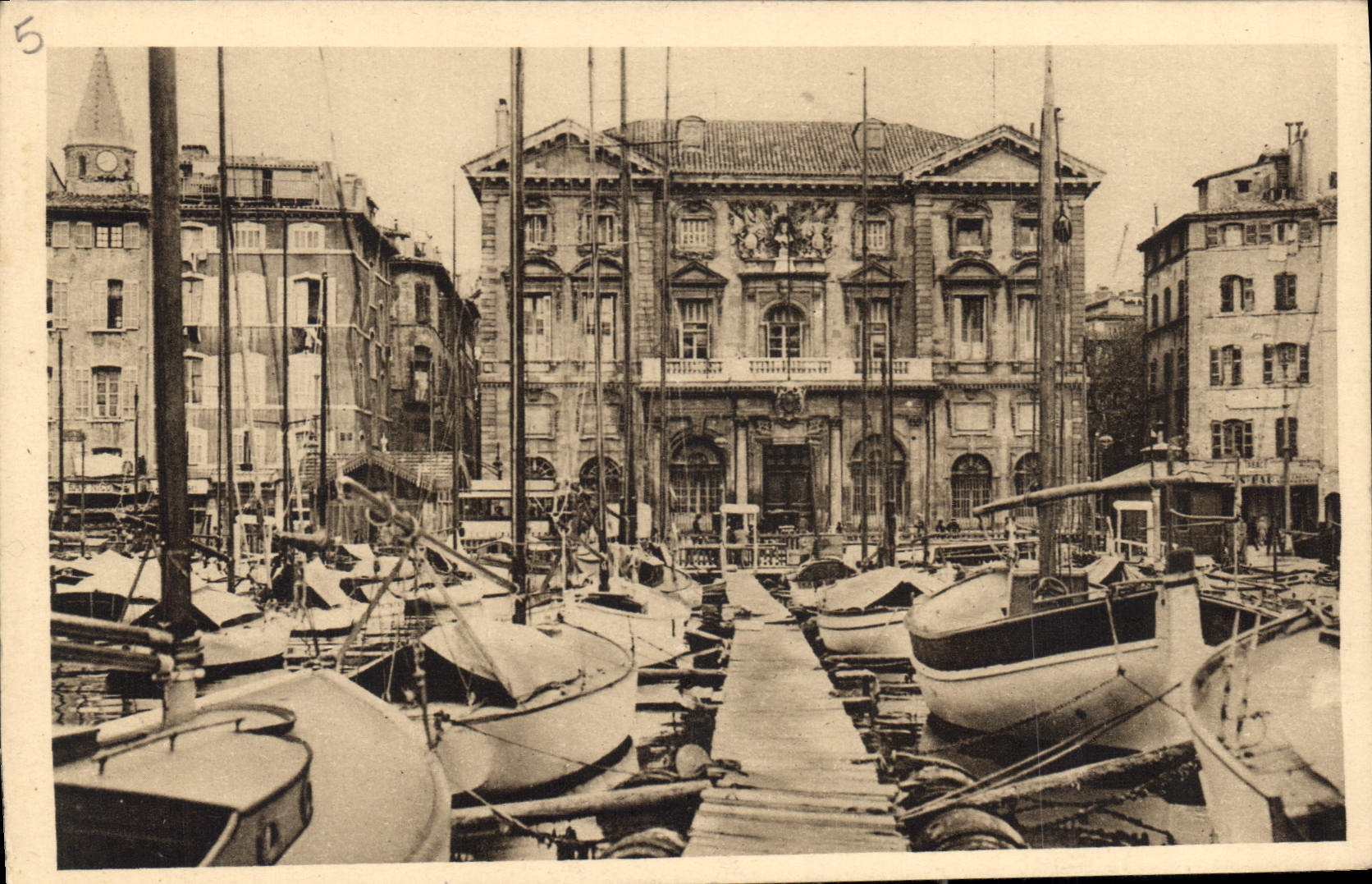 CPA Marseille L'Hotel de Ville et Cale dos Barques Bateaux