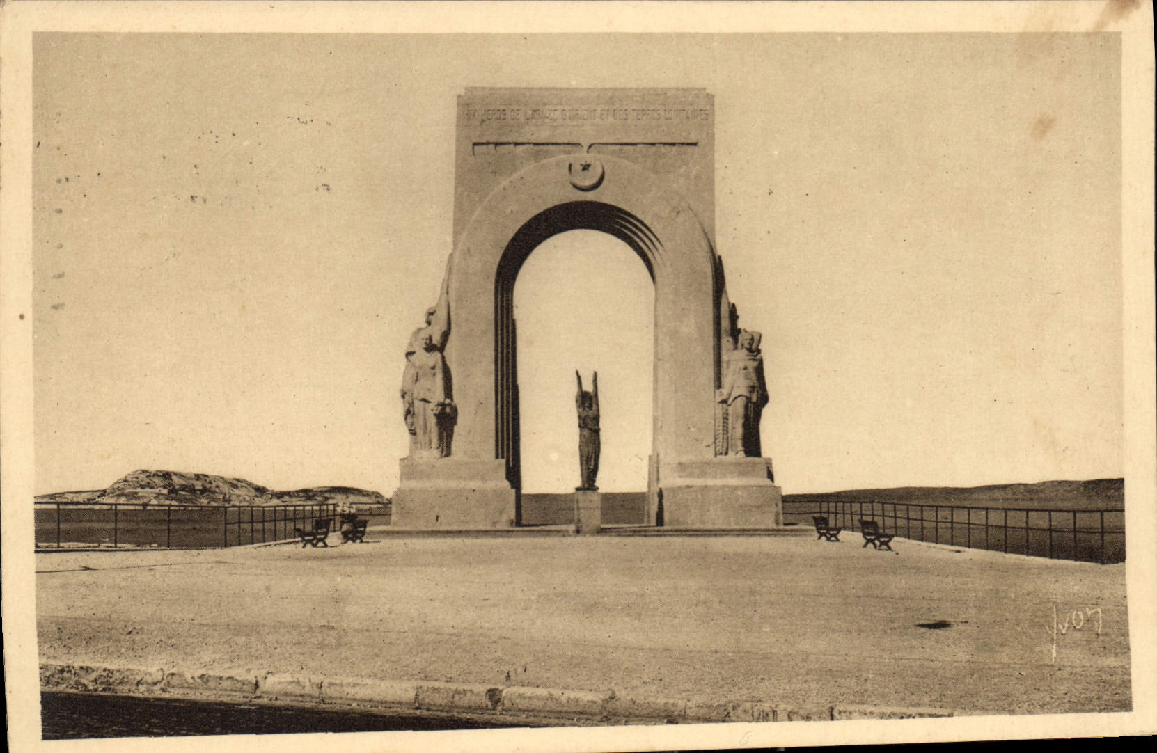 CPA Marseille Le Monument aux Heros de l'Armee