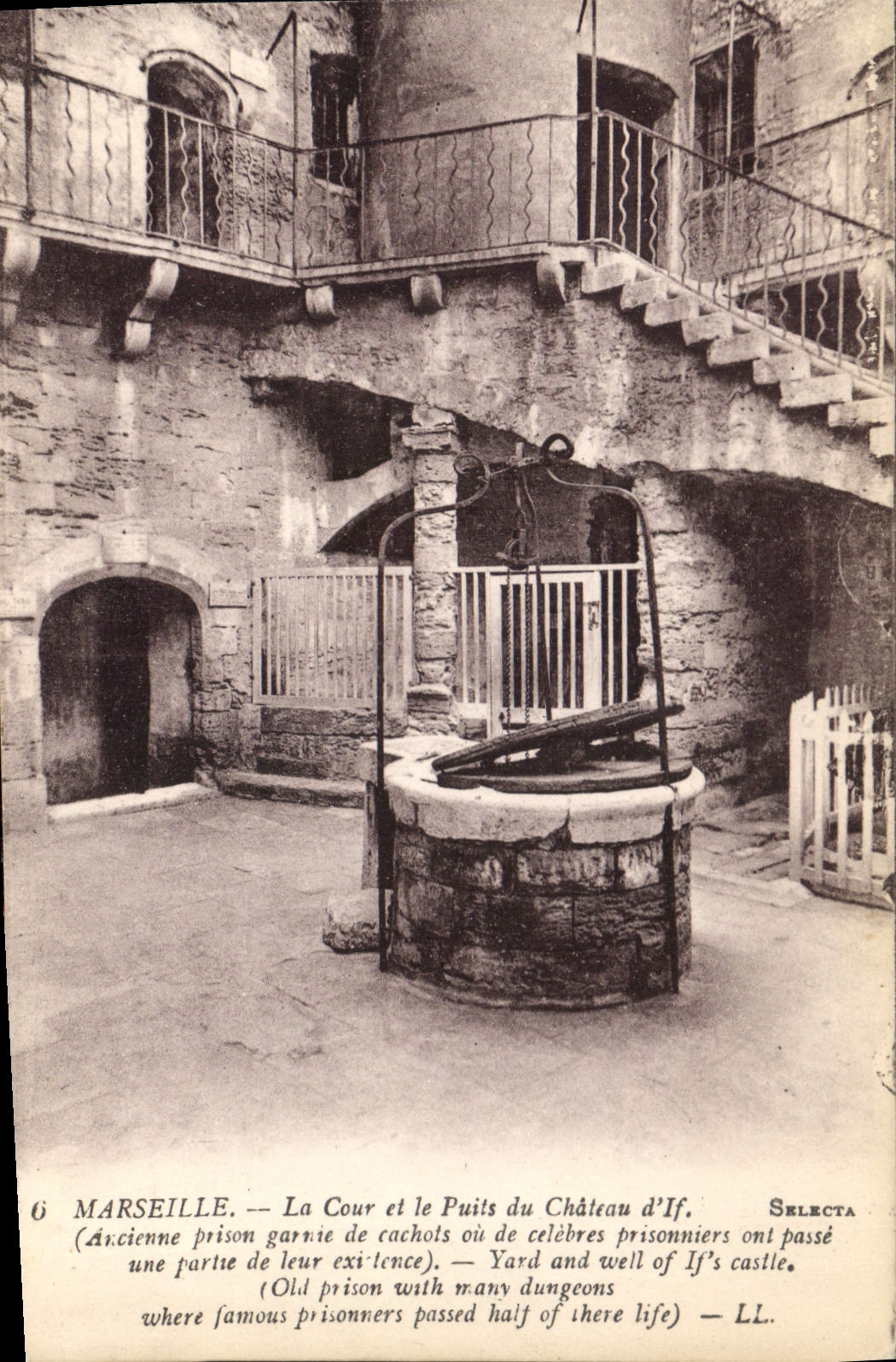 CPA Marseille La Cour et le Puits du Chateau d'If 