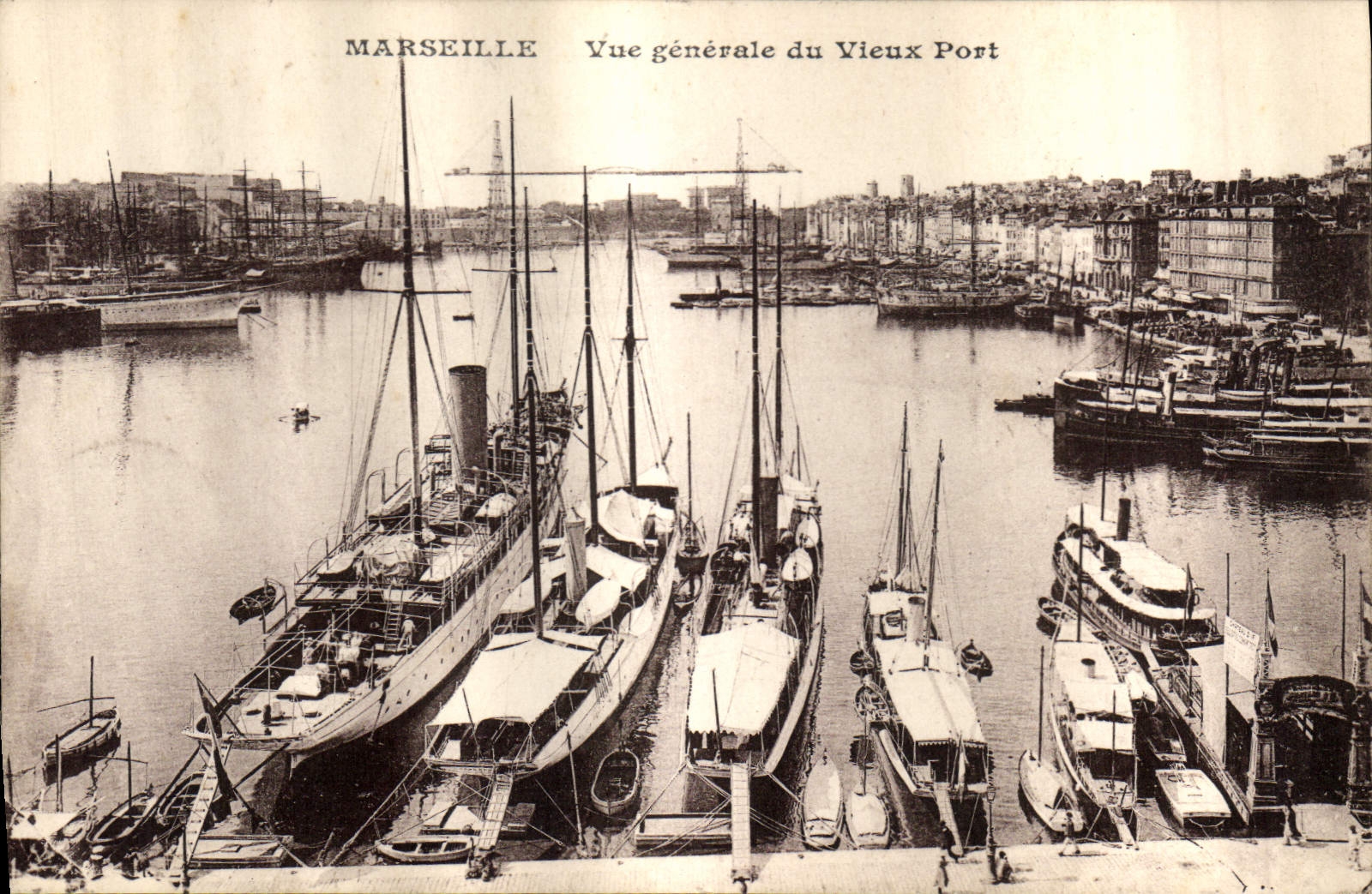 CPA Marseille Vue generale du Vieux Port Bateaux