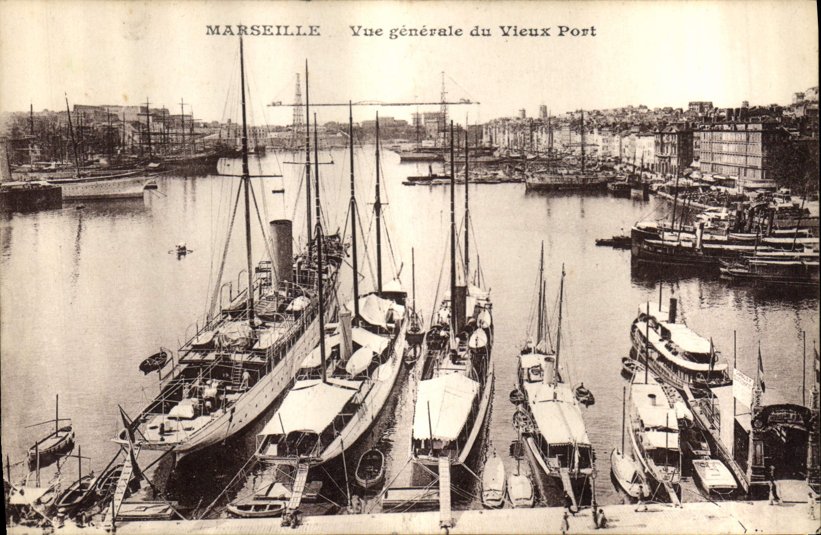 CPA Marseille Vue generale du Vieux Port Bateaux