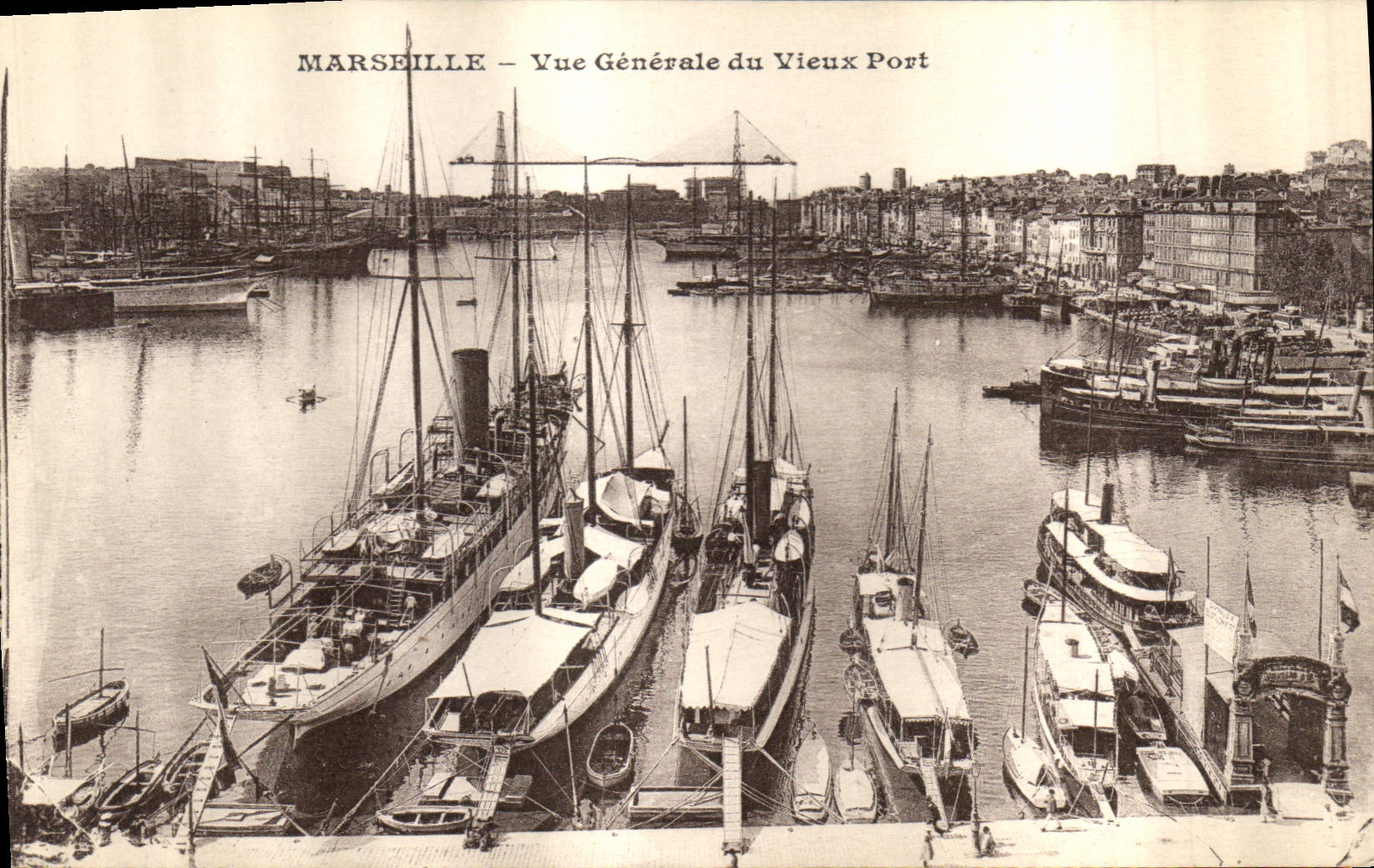 CPA Marseille Vue generale du Vieux Port Bateaux