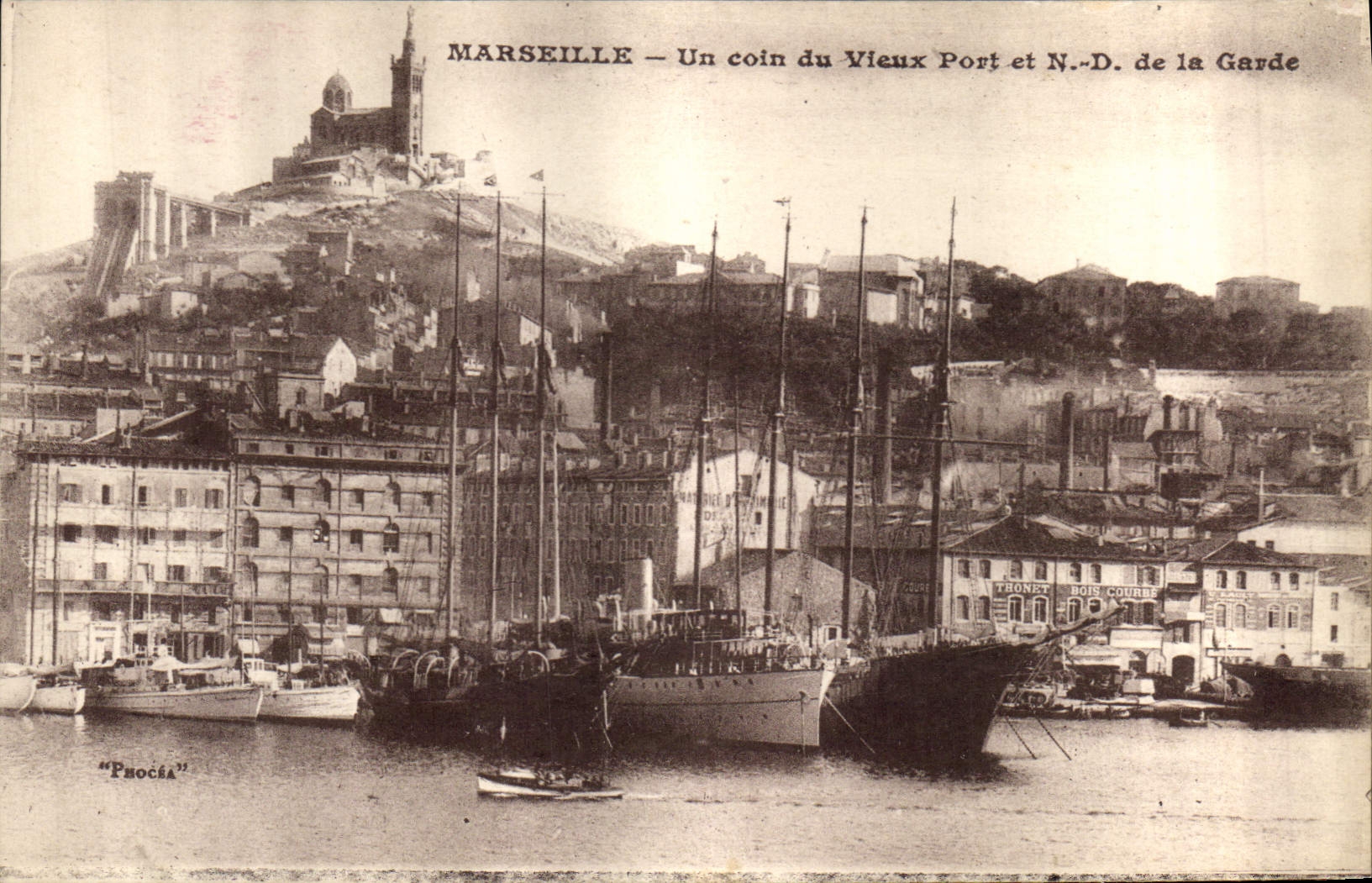 CPA Marseille Un Coin du Vieux Port et Notre Dame de la Garde 
