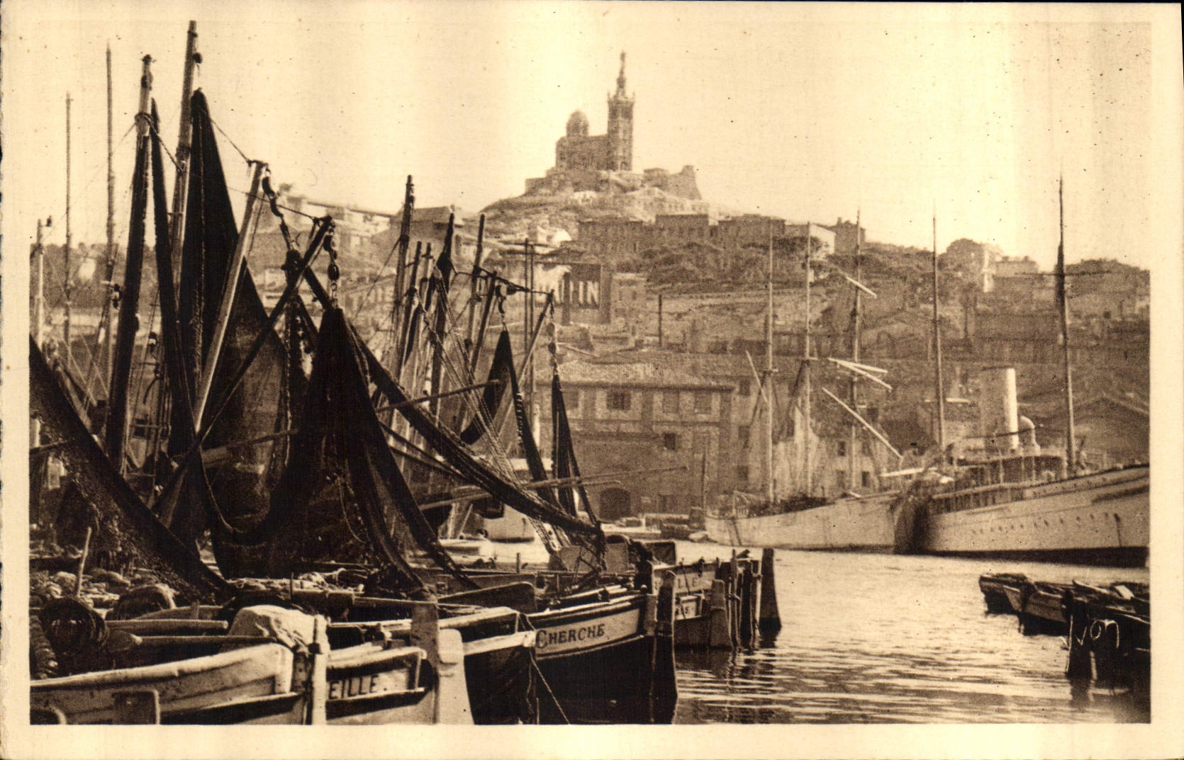 CPA Marseille Bouches du Rhone Notre Dame de la Garde vue du Vieux Port 
