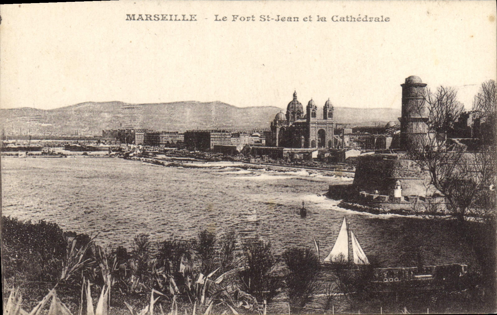 CPA Marseille Le Fort St Jean et la Cathedrale 