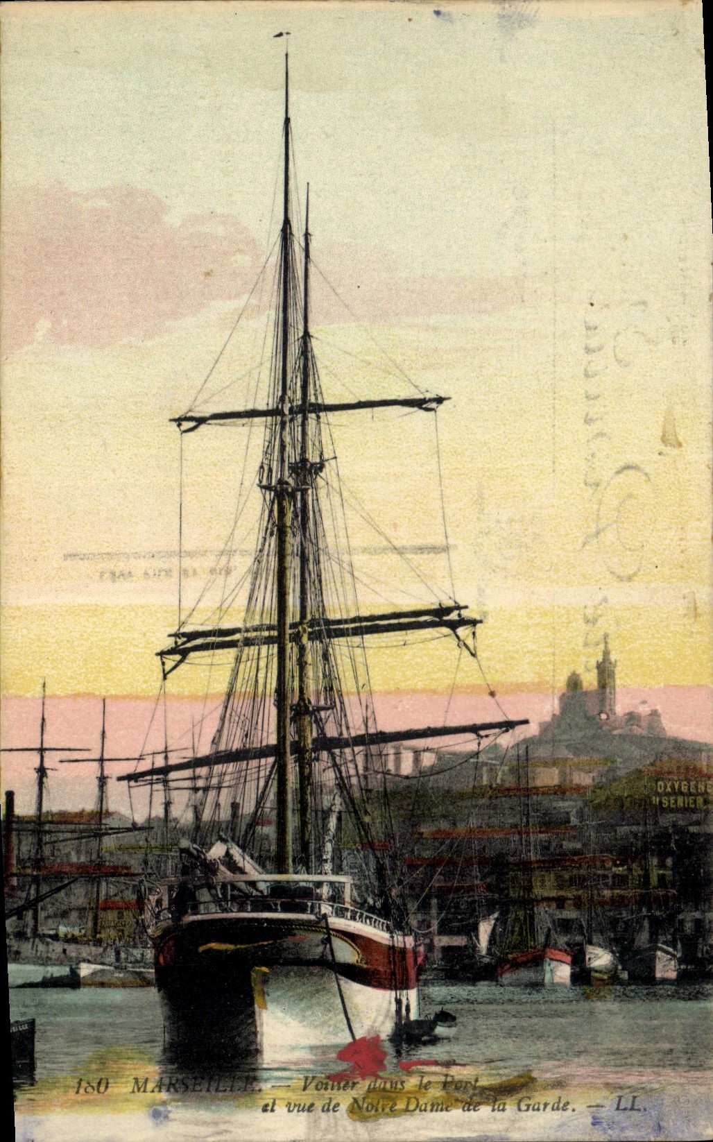 CPA Marseille Voisser dans le Pont et vue de Notre Dame de la Garde Bateau
