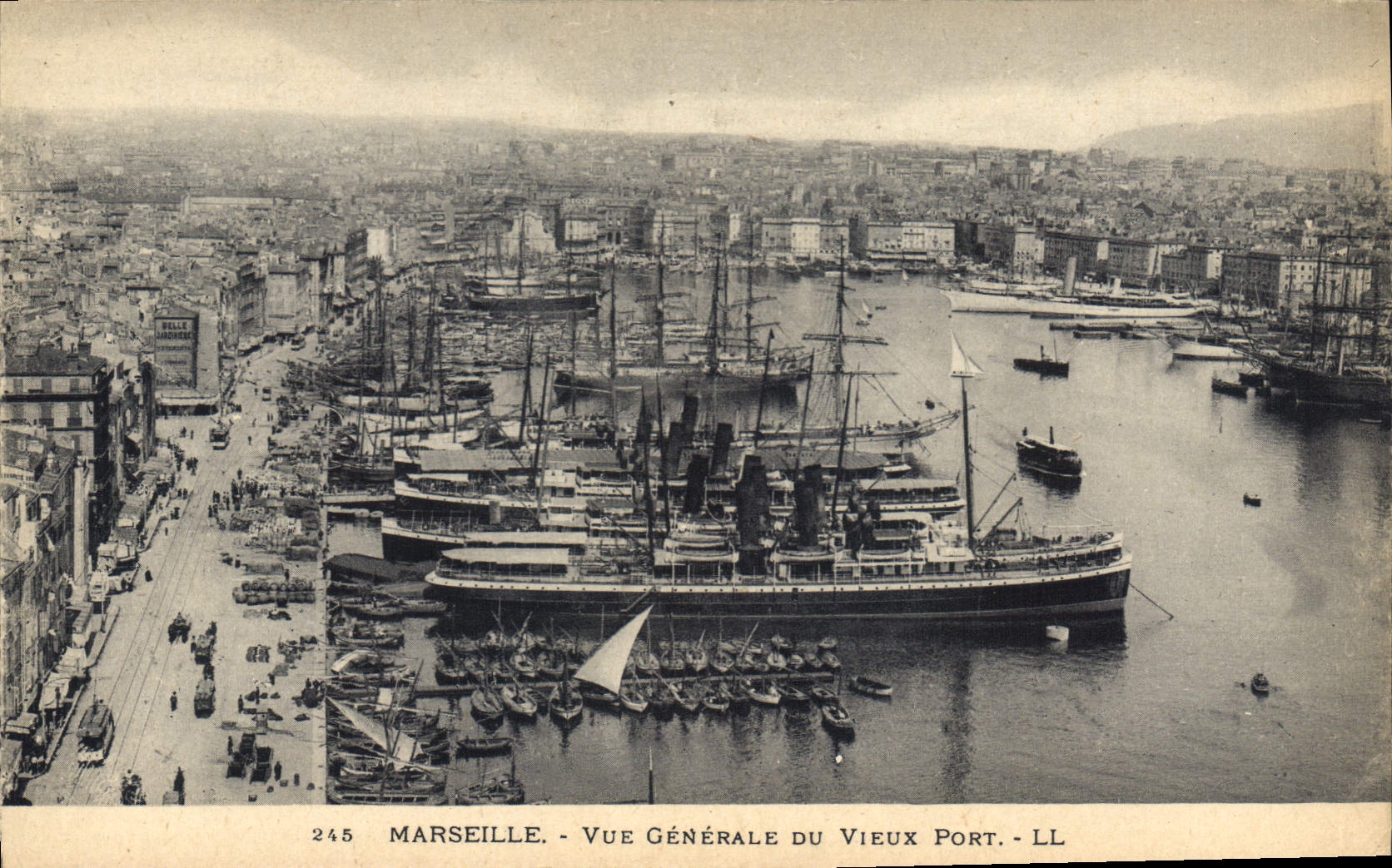 CPA Marseille Vue generale du Vieux Port
