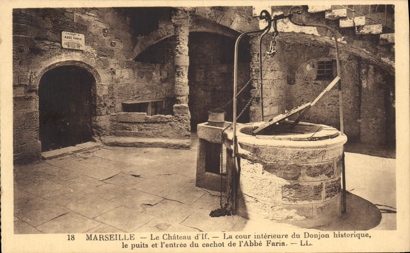 CPA Marseille Le Chateau d'If La cour interieure du Donjon historique le puits et l'Entree du Cachot