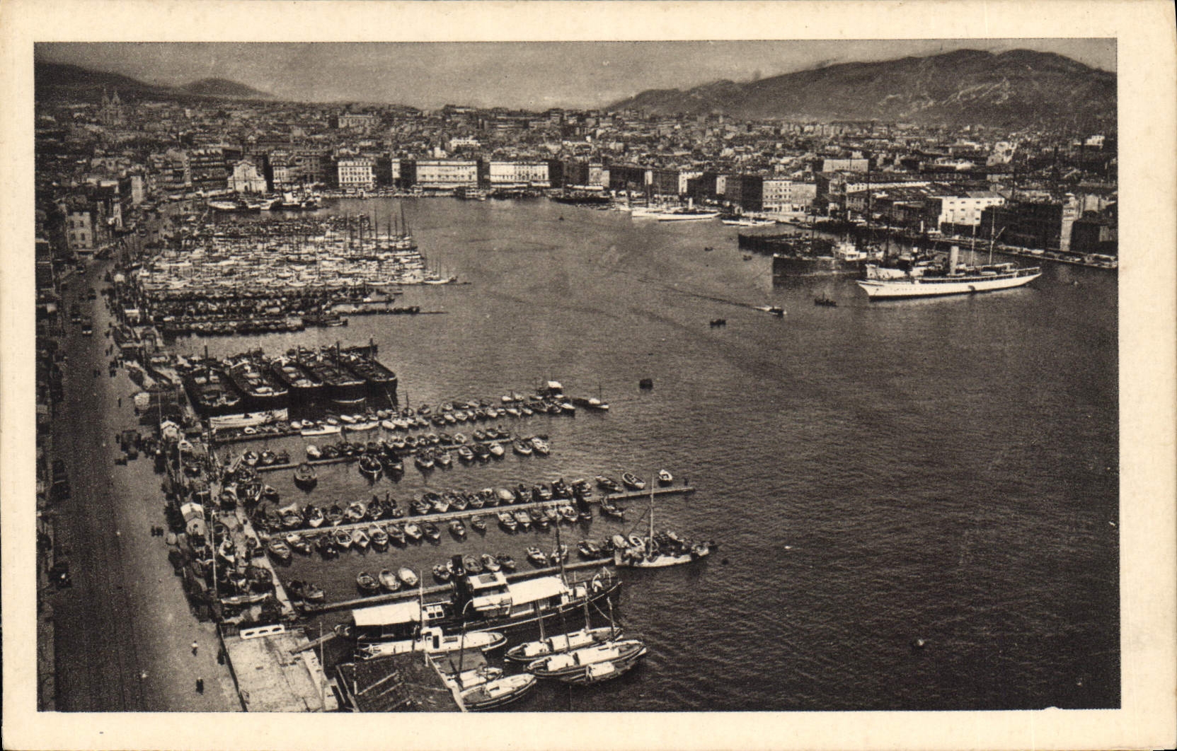 CPA Marseille Vue generale du Vieux Port
