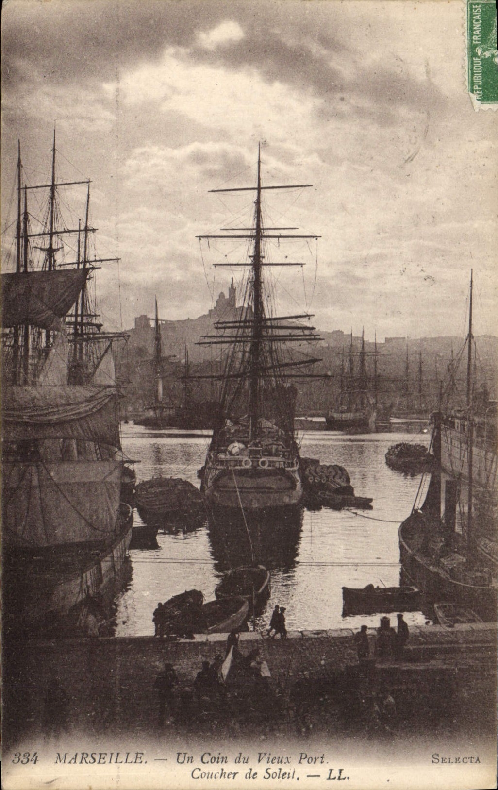 CPA Marseille Un Coin du Vieux Port Coucher de Soleil Bateau