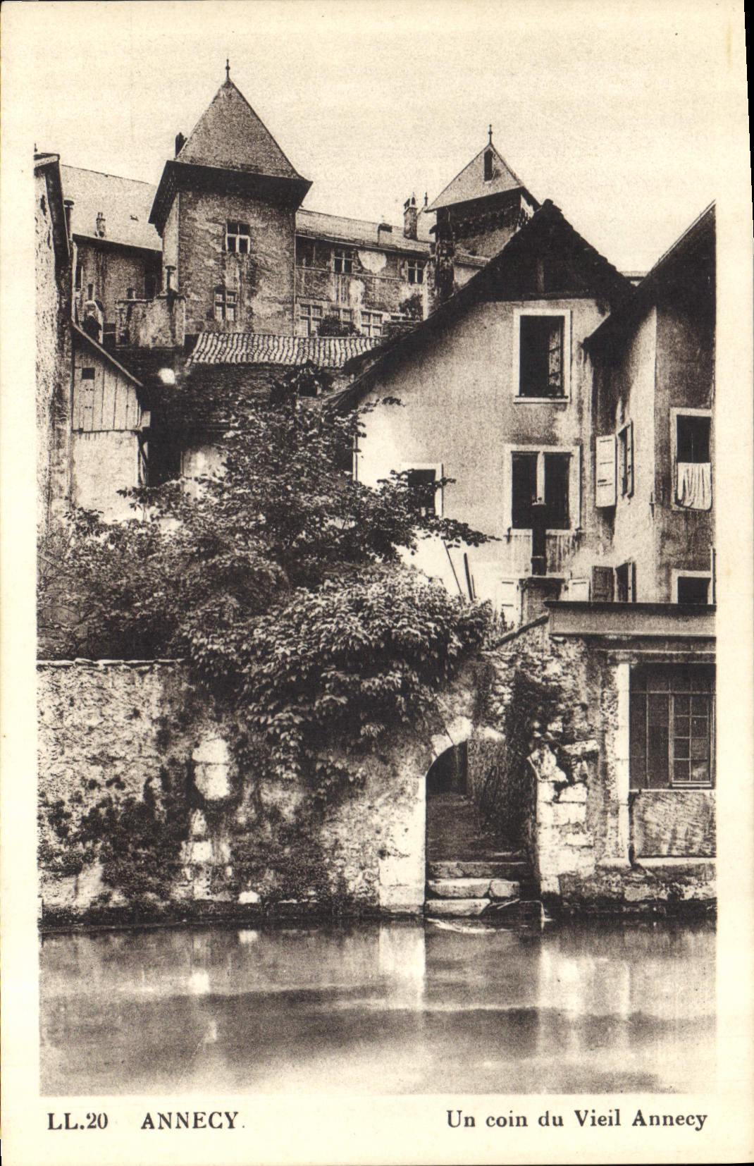 CPA Annecy Un coin du Vieil Annecy 