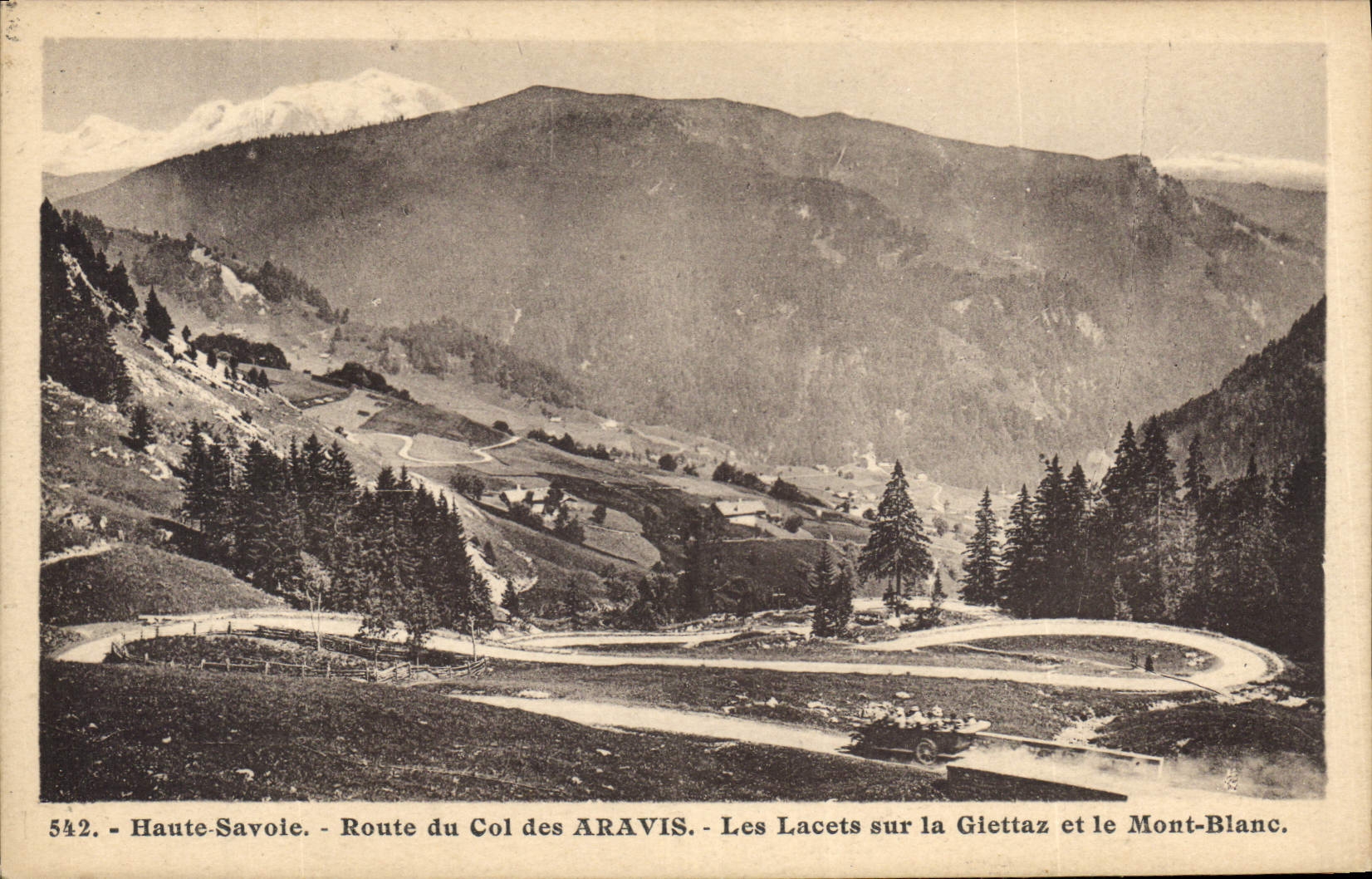 CPA Haute Savoie Route du Col des Aravis Les Lacets sur la Giettaz et le Mont Blanc 