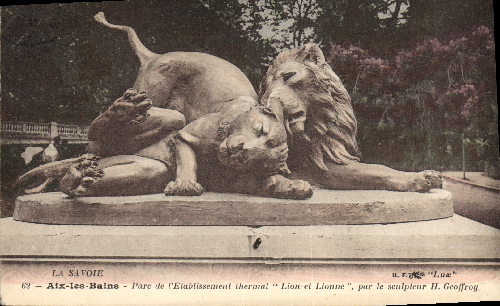 CPA Aix les Bains Parc de l'Etablissement Thermal Lion et Lionne par le Sculpteur H Geoffroy Lion