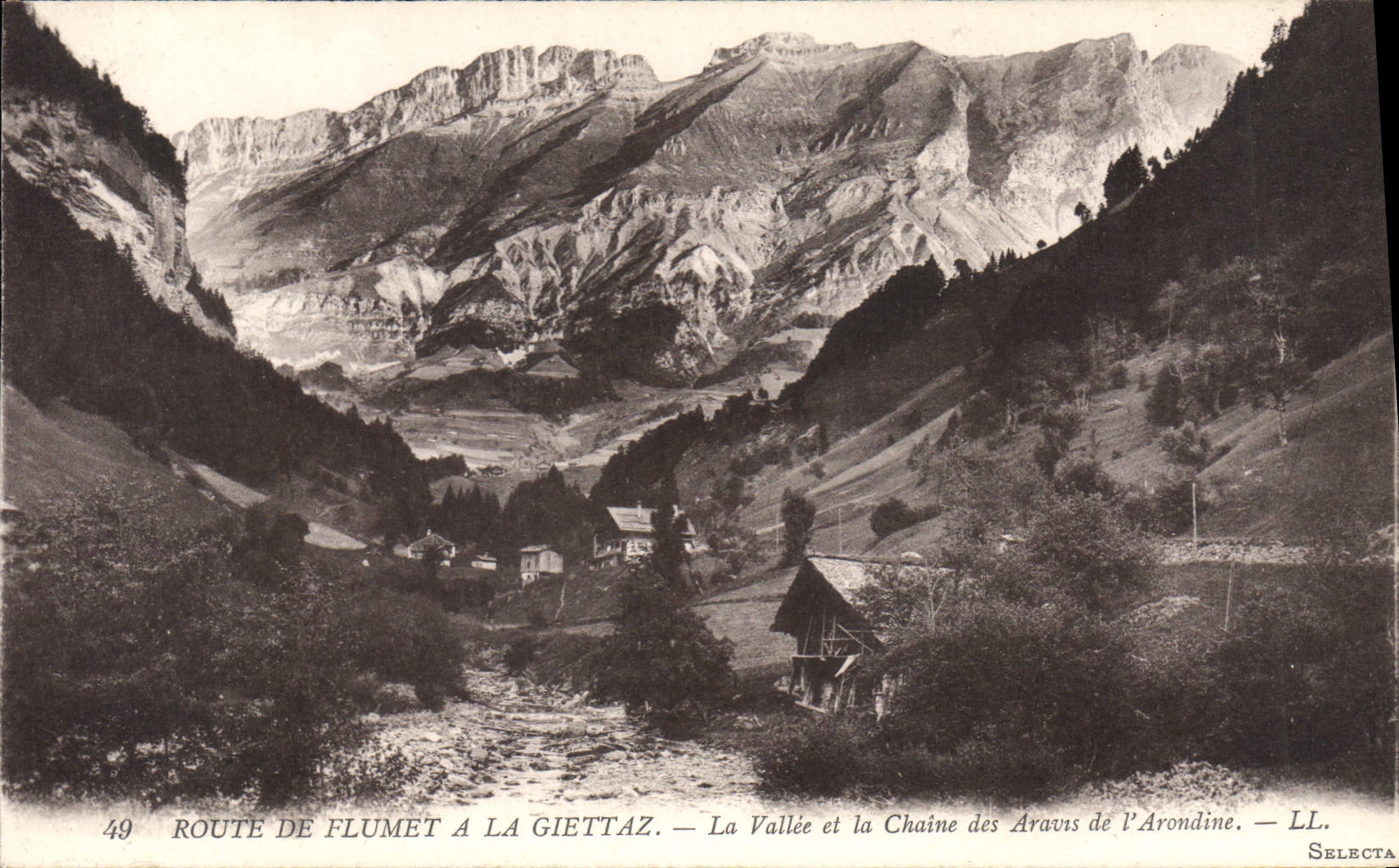 CPA Route de Flumet a la Giettaz La Vallee et la Chaine des Aravis de l'Arondine