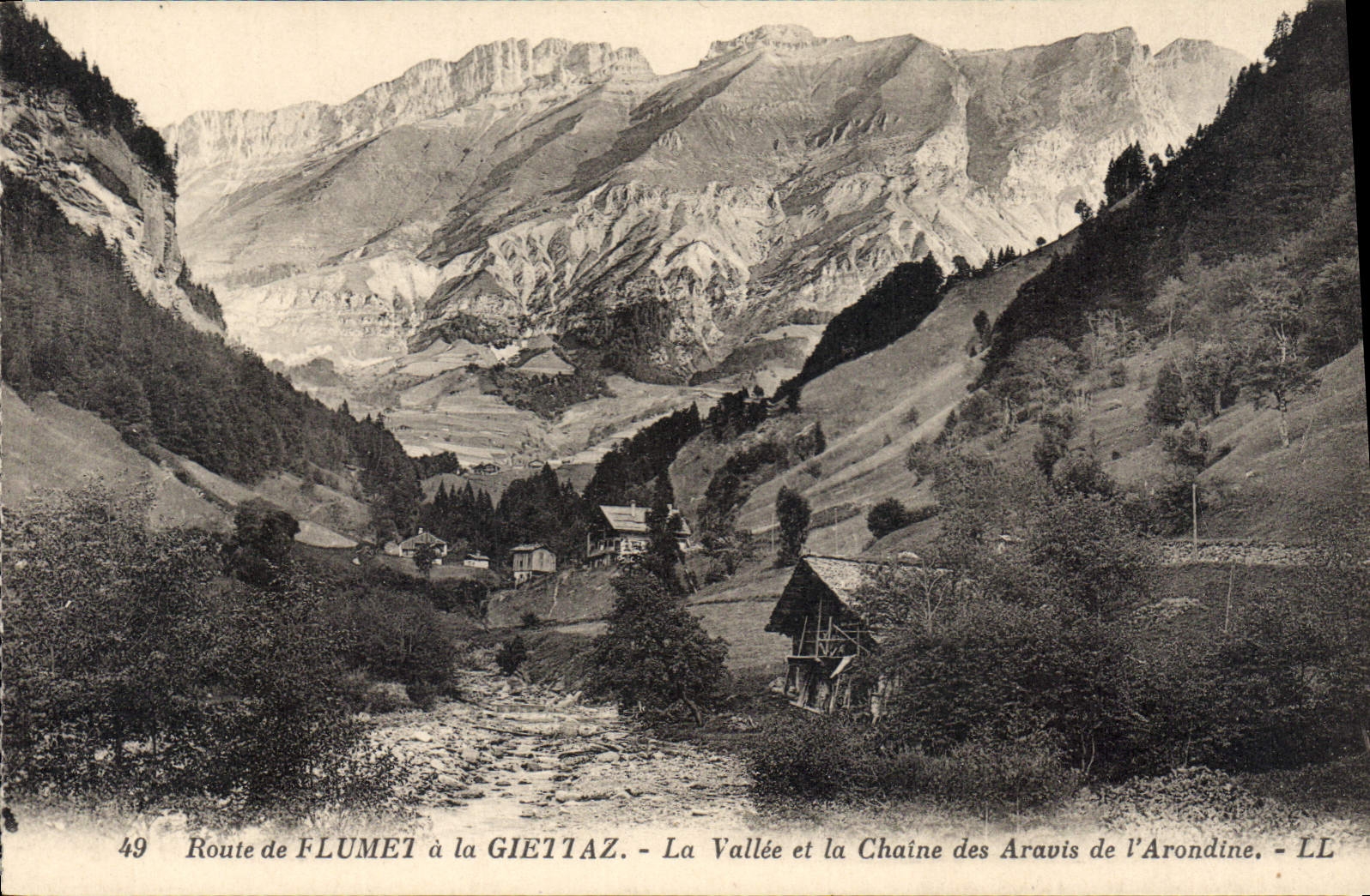 CPA Route de Flumet a la Giettaz La Vallee et la Chaine des Aravis de l'Arondine