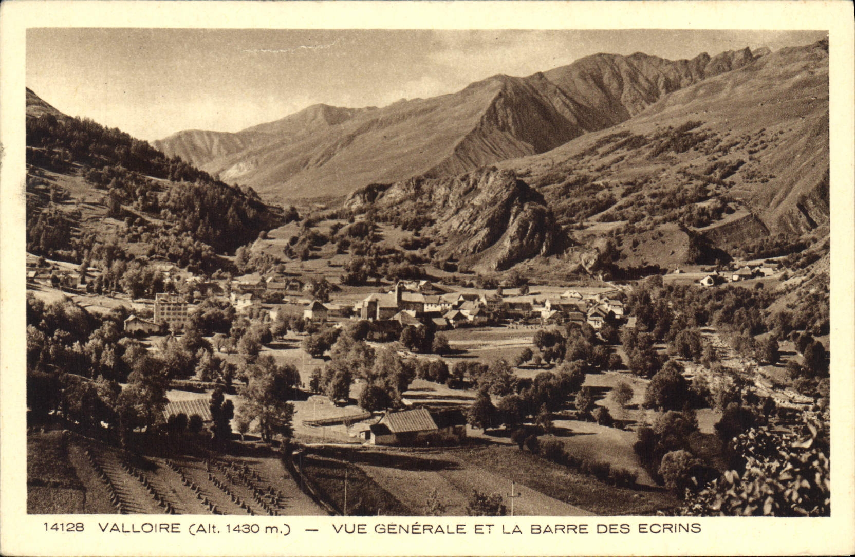 CPA Valloire Vue generale et la Barre des Ecrins
