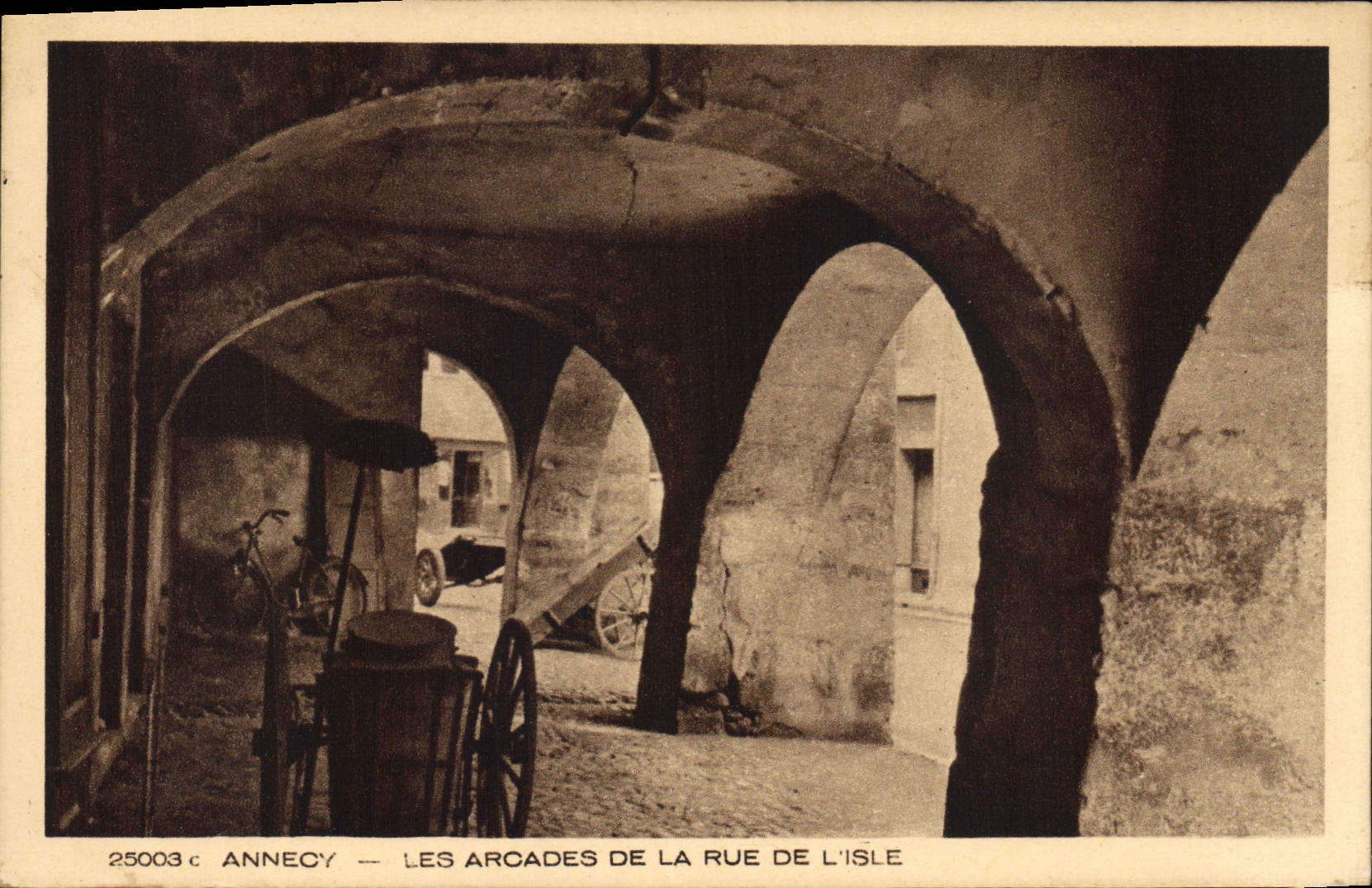 CPA Annecy Les Arcades de la Rue de l'Isle