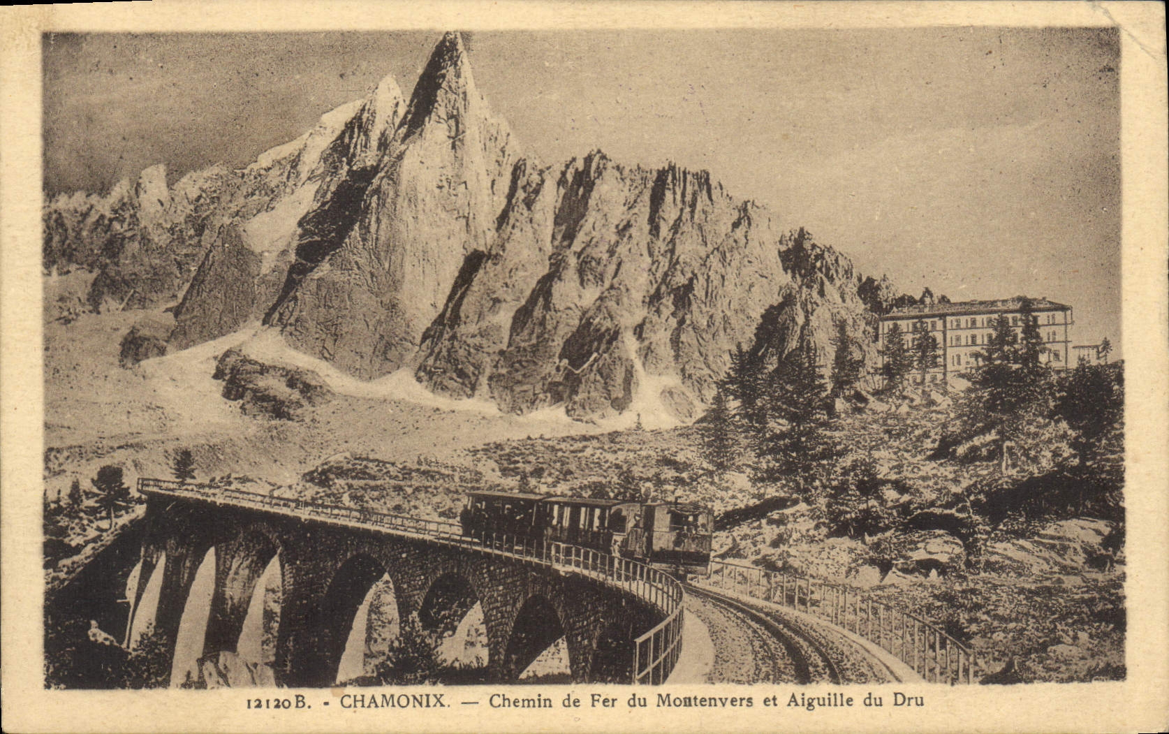 CPA Chamonix Chemin de Fer du Montenvers et Aiguille du Dru 